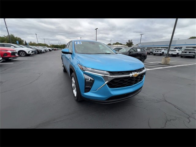 2025 Chevrolet Trax LS photo 2
