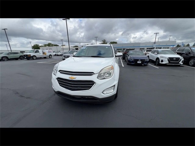 2017 Chevrolet Equinox LT photo 2