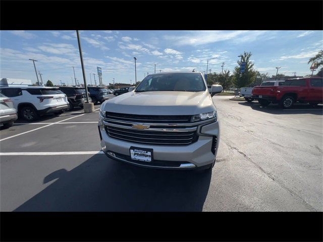 2021 Chevrolet Suburban LT photo 3