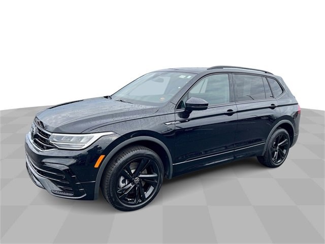 2024 Volkswagen Tiguan SE R-LINE BLACK's photo