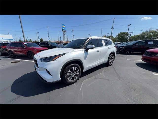2022 Toyota Highlander XLE photo 3