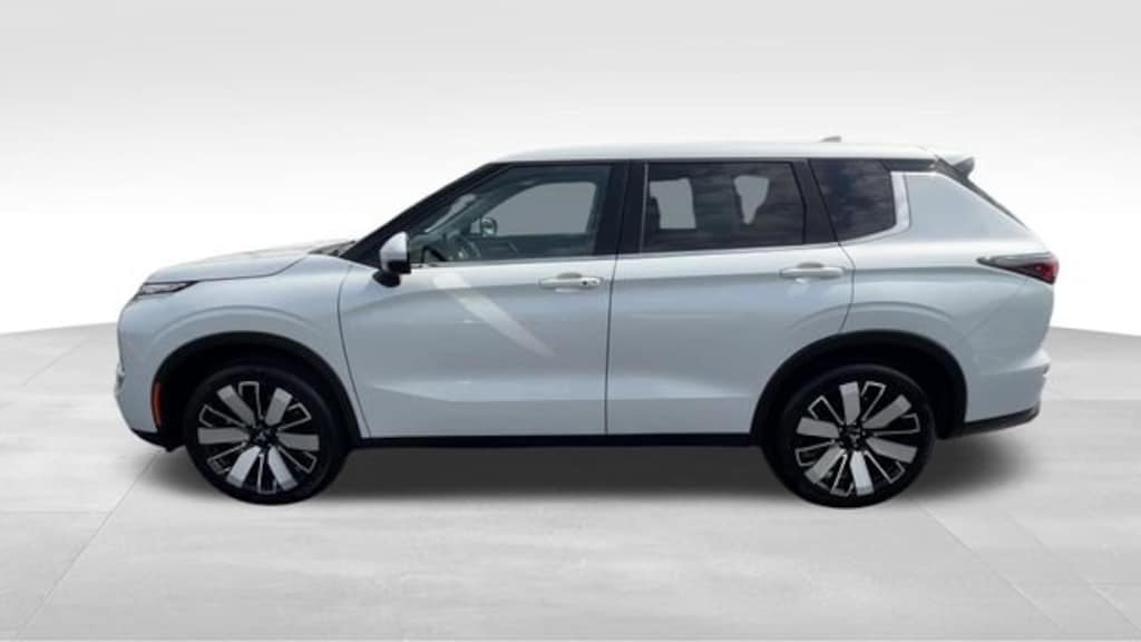 Used 2025 Mitsubishi Outlander SE SUV