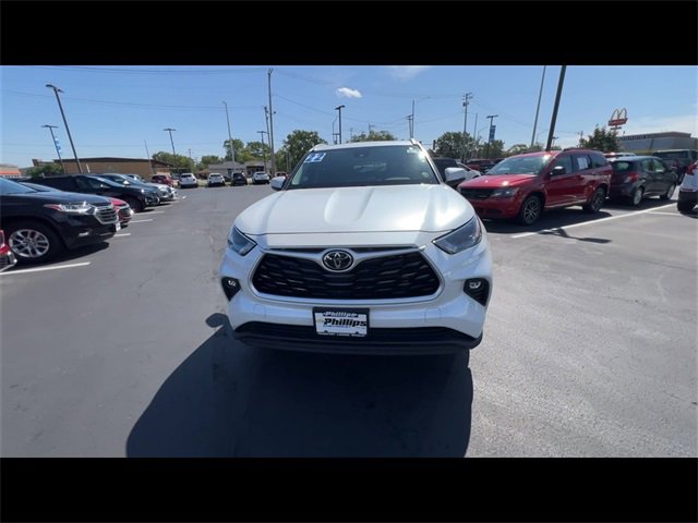 2022 Toyota Highlander XLE photo 2