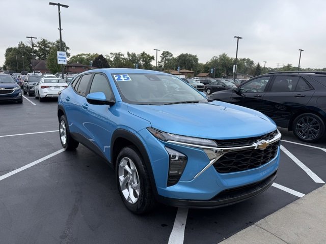 2025 Chevrolet Trax LS photo 3