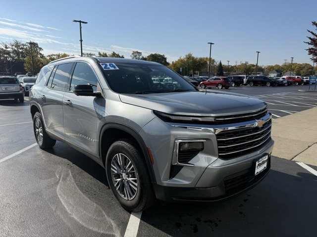 2024 Chevrolet Traverse 2LT photo 2