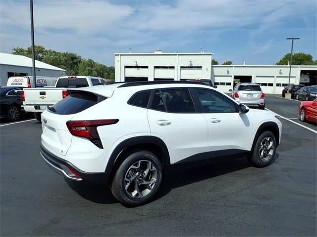 2026 Chevrolet Trax LT photo 2