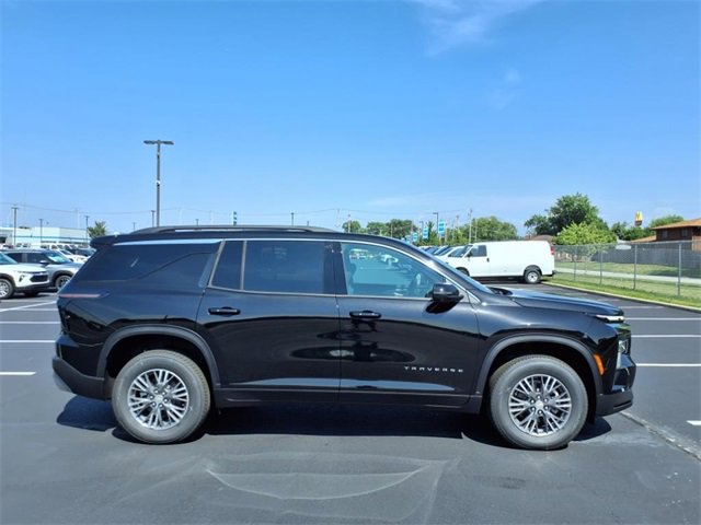 2026 Chevrolet Traverse photo 2