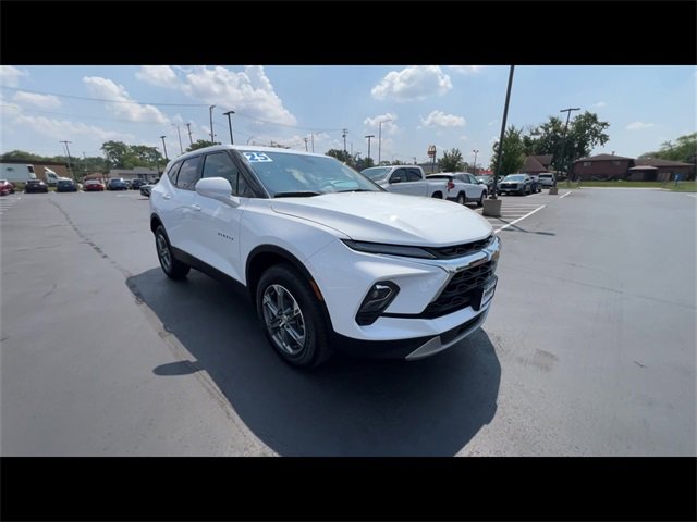2025 Chevrolet Blazer 2LT photo 2