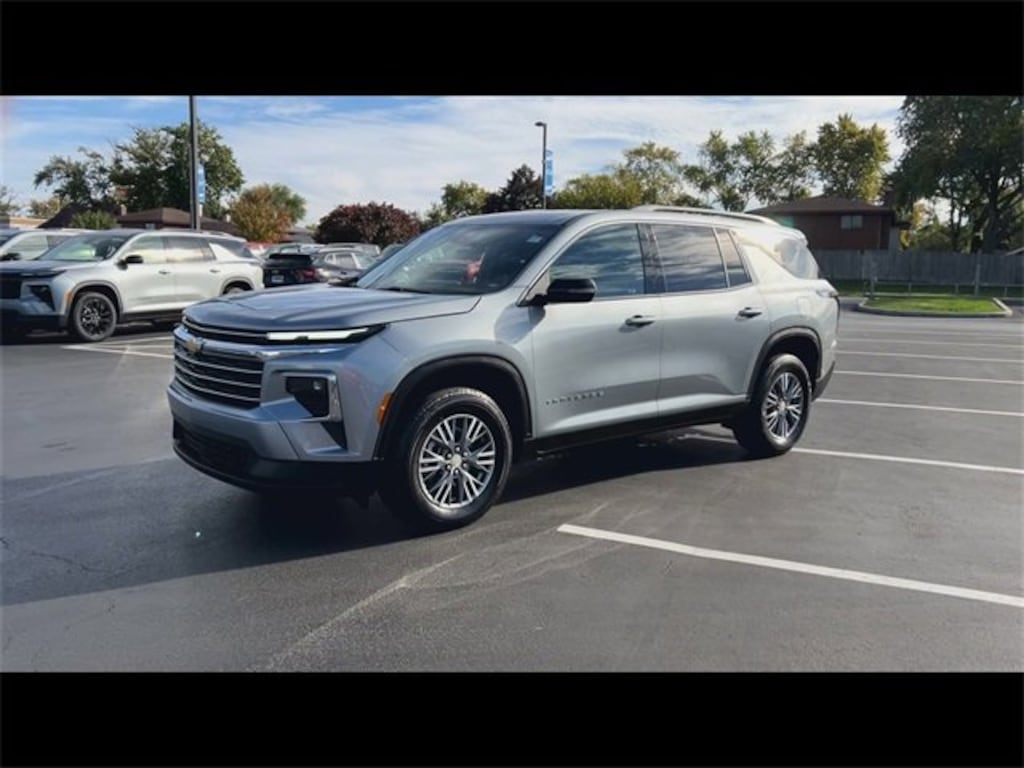 Used 2025 Chevrolet Traverse LT SUV