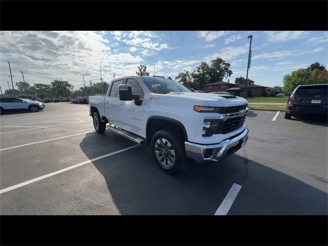 2024 Chevrolet Silverado 2500HD LT photo 2