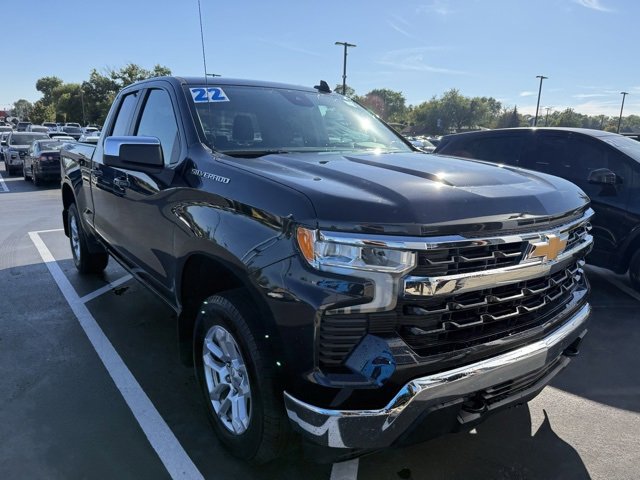 2022 Chevrolet Silverado 1500 LT photo 3