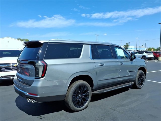 2025 Chevrolet Suburban Premier photo 3