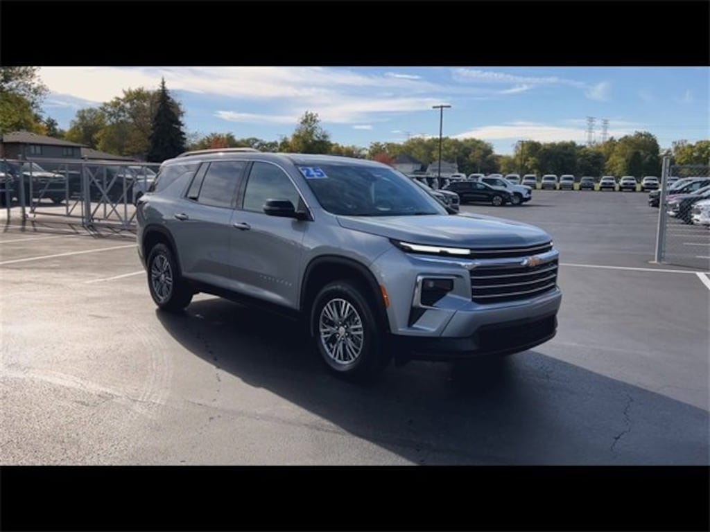 Used 2025 Chevrolet Traverse LT SUV