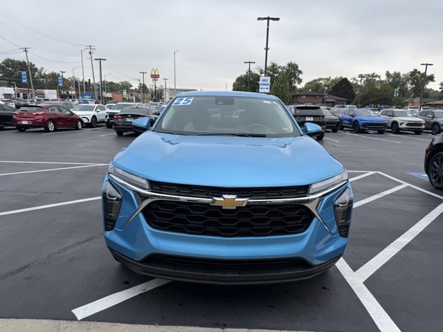 2025 Chevrolet Trax LS photo 2