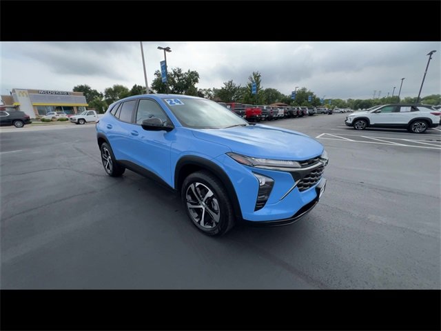 2024 Chevrolet Trax photo 2