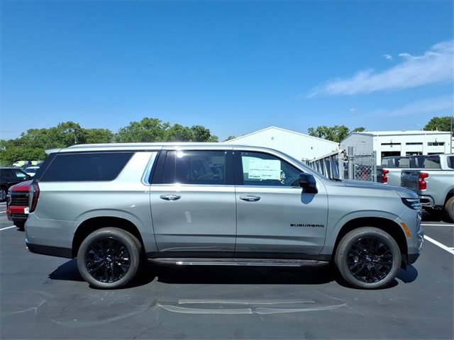 2025 Chevrolet Suburban Premier photo 2