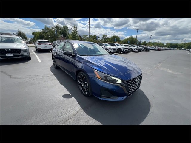 2023 Nissan Altima 2.5 SR photo 2