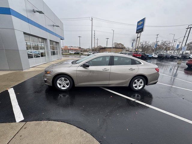 2022 Chevrolet Malibu LS photo 4