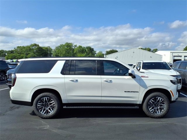 2025 Chevrolet Suburban Z71 photo 2