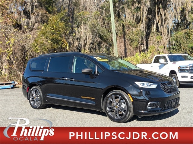 2024 Chrysler Pacifica Touring L's photo