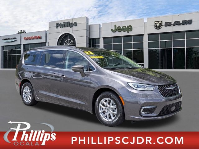 2022 Chrysler Pacifica Touring L's photo
