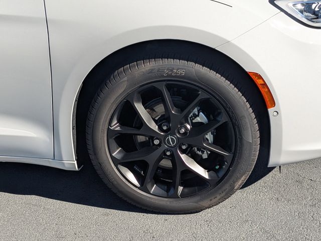 2026 Chrysler Pacifica Limited - Photo 11