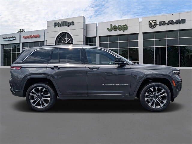 2025 Jeep Grand Cherokee Overland photo 2