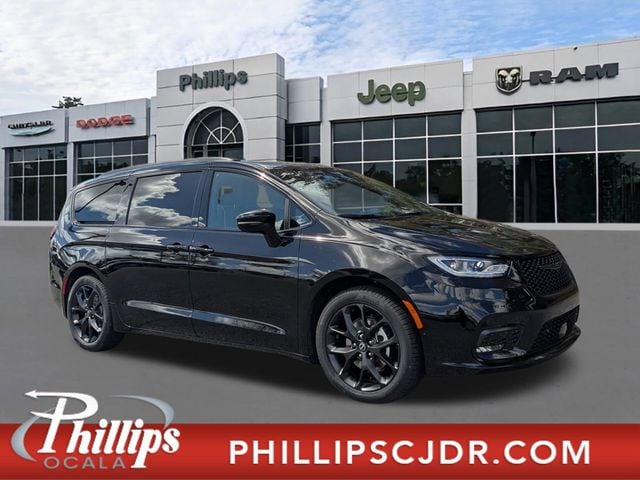 2026 Chrysler Pacifica Limited's photo