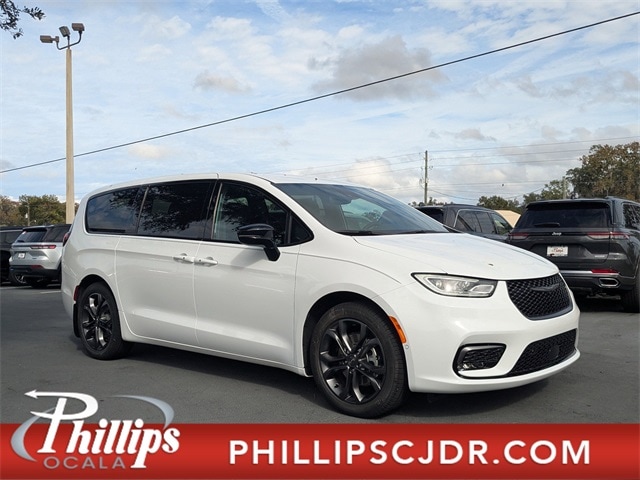 2026 Chrysler Pacifica Select's photo