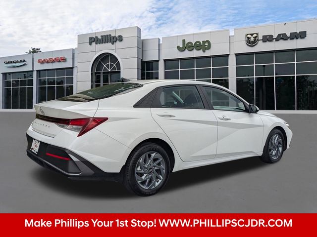 2024 Hyundai Elantra SEL - Photo 3