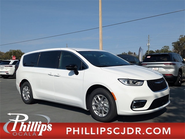 2026 Chrysler Pacifica Select's photo