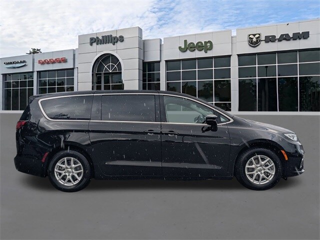 2024 Chrysler Pacifica Touring L photo 2