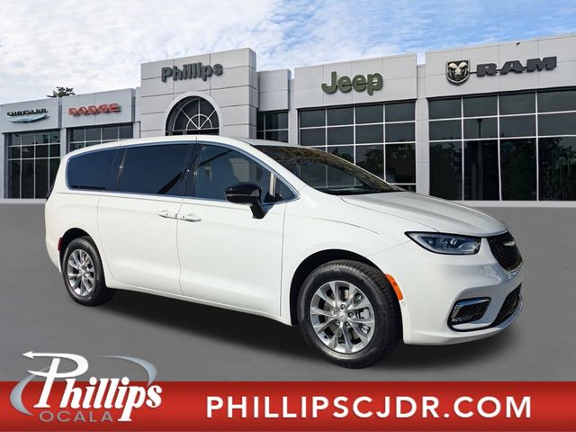 2026 Chrysler Pacifica Limited AWD's photo