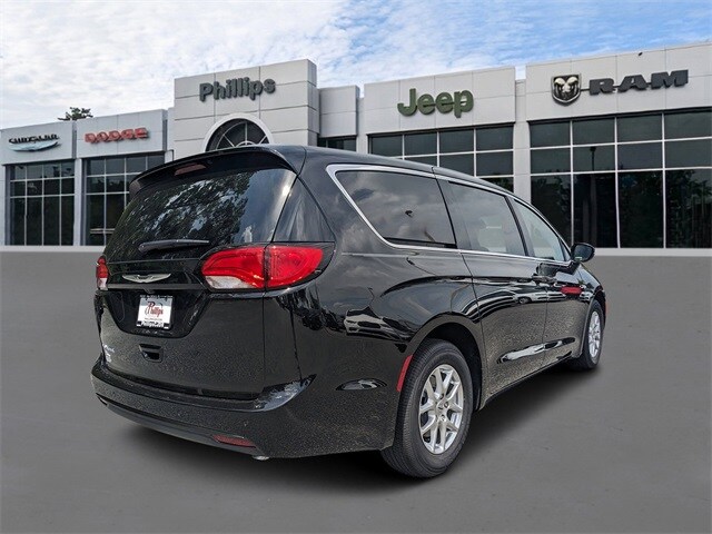 2025 Chrysler Voyager LX photo 4