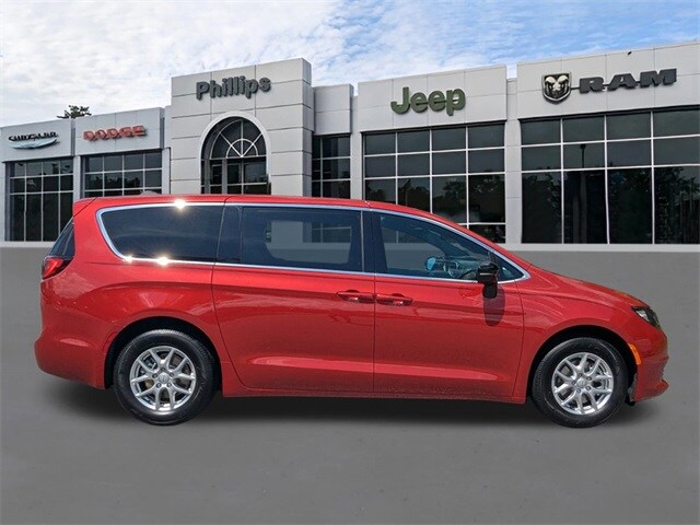 2025 Chrysler Voyager LX photo 2