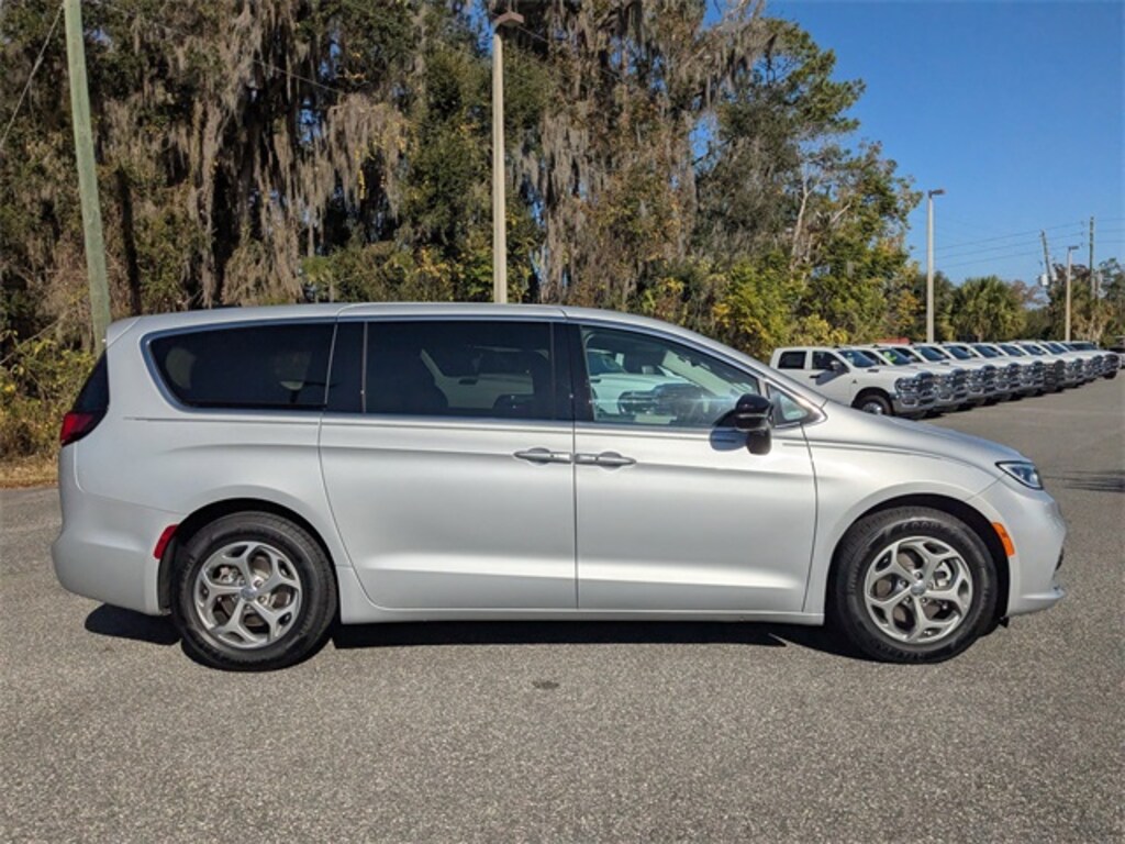 Certified 2024 Chrysler Pacifica Limited Minivan/Van