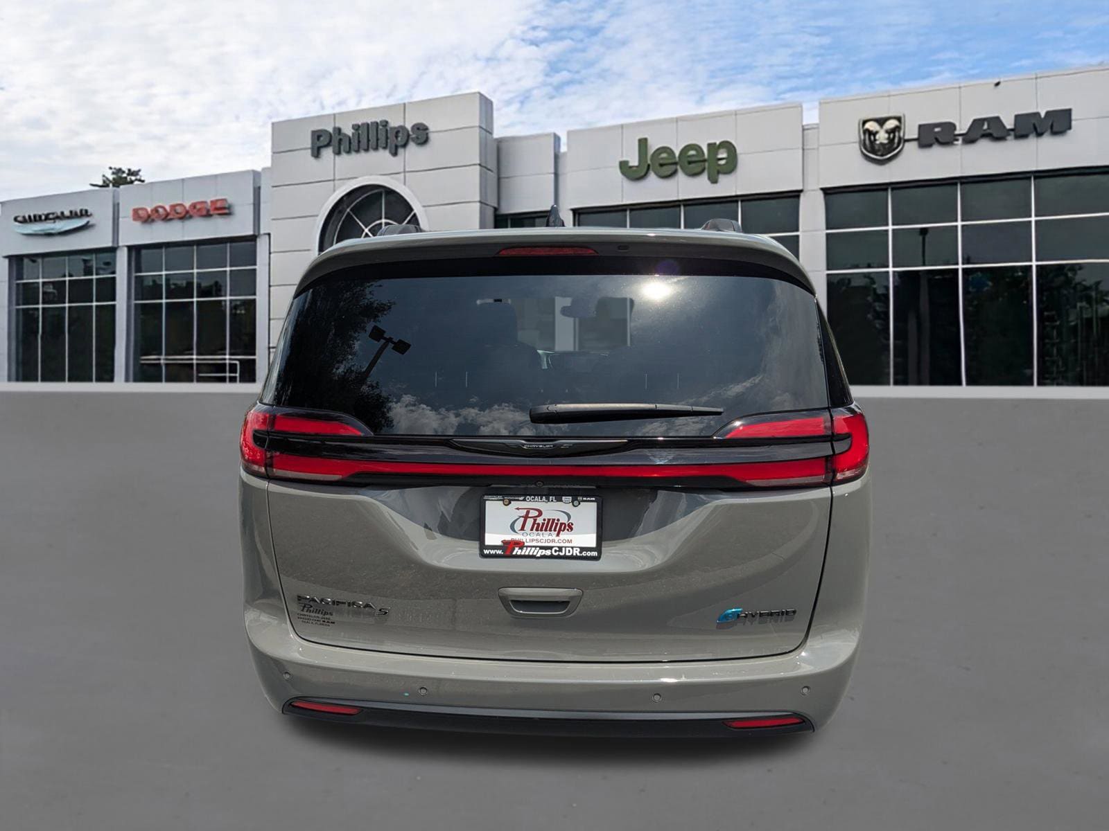 2025 Chrysler Pacifica PHEV Select - Photo 4