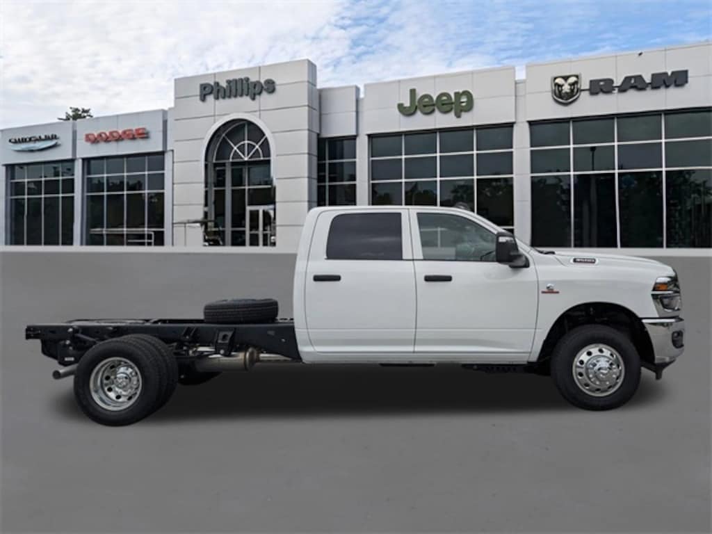 New 2025 Ram 3500 Chassis Cab 3500 TRADESMAN CREW CAB CHASSIS 4X4 60' CA Pickup