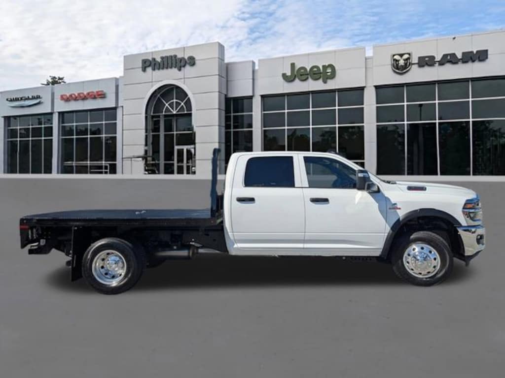 New 2026 Ram 3500 Chassis Cab TRADESMAN CREW 4X4 60' CA Pickup