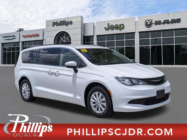 2017 Chrysler Pacifica Touring's photo