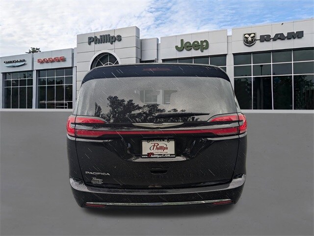 2024 Chrysler Pacifica Touring L photo 4