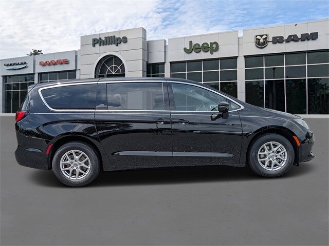 2025 Chrysler Voyager LX photo 2