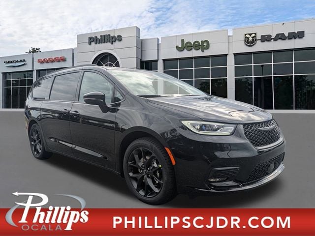 2026 Chrysler Pacifica Select's photo