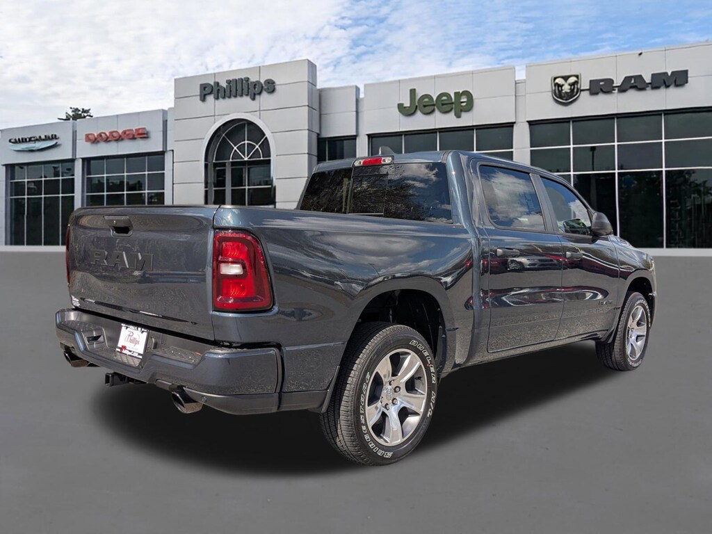 New 2026 Ram 1500 EXPRESS CREW CAB 4X2 5'7 BOX Pickup