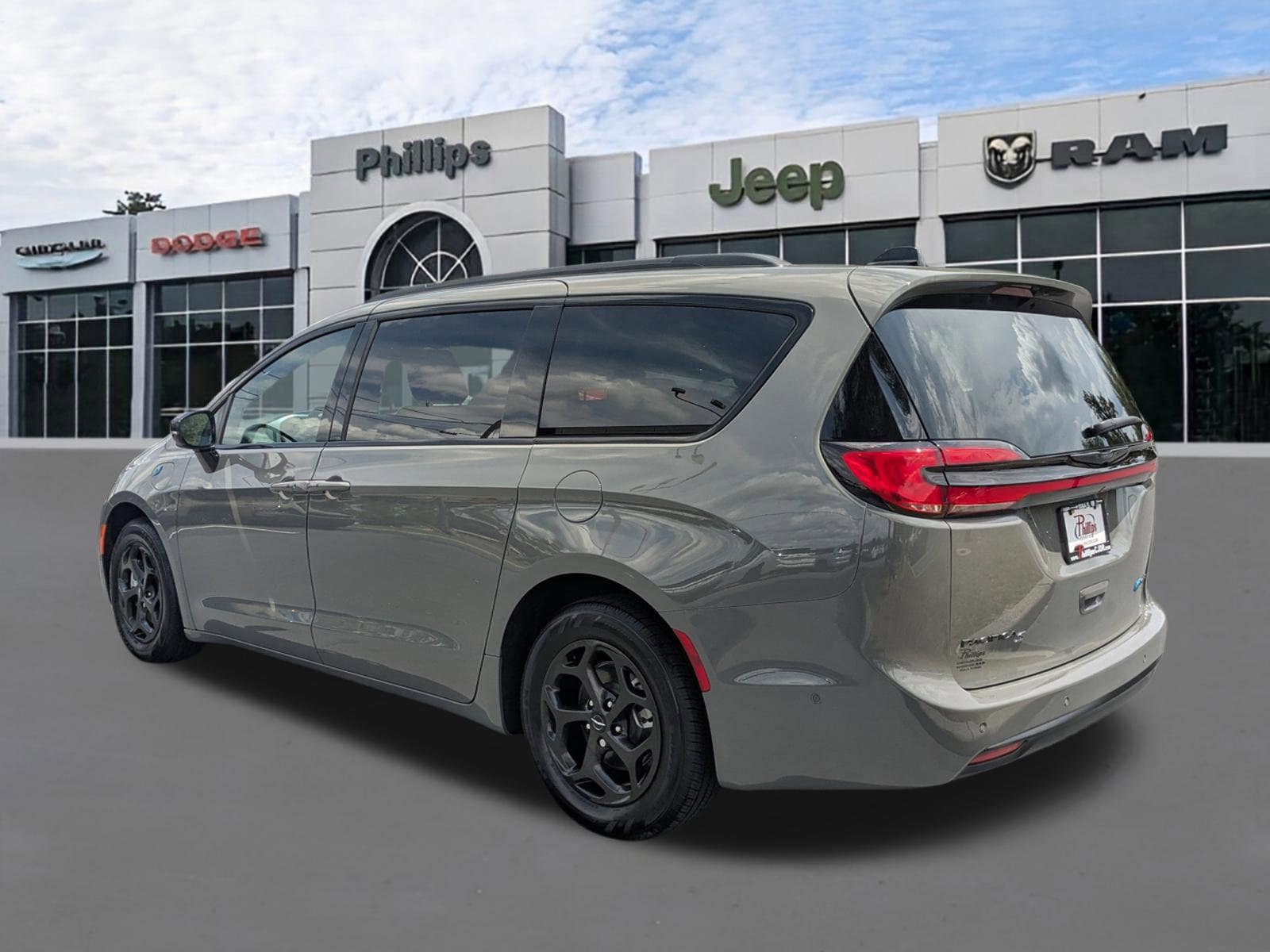 2025 Chrysler Pacifica PHEV Select - Photo 5