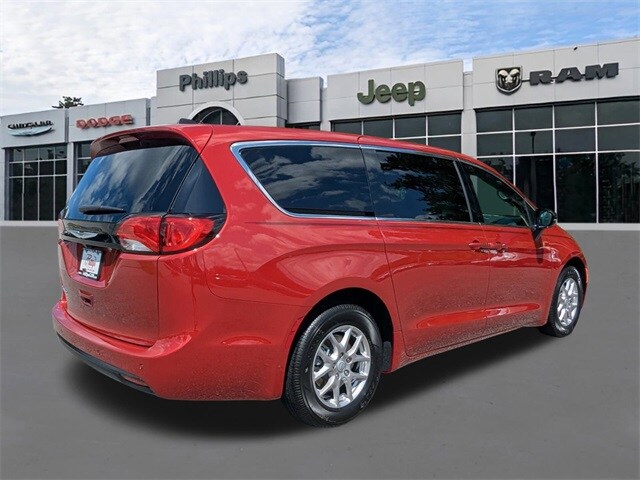 2025 Chrysler Voyager LX photo 4