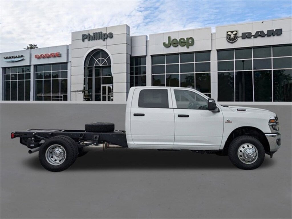 New 2025 Ram 3500 Chassis Cab 3500 TRADESMAN CREW CAB CHASSIS 4X4 60' CA Pickup