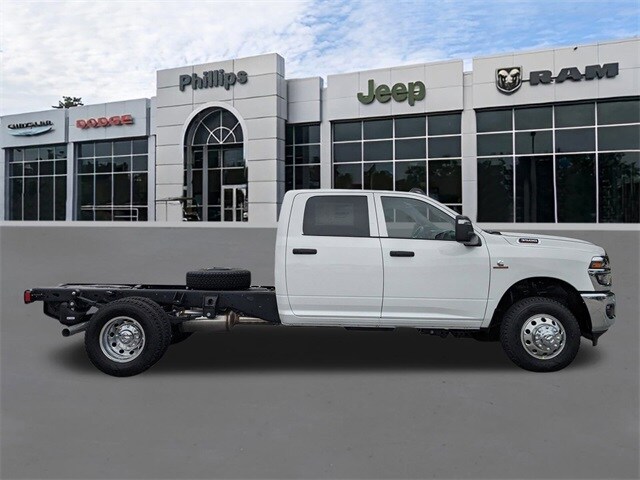 2025 Ram 3500 Tradesman photo 2