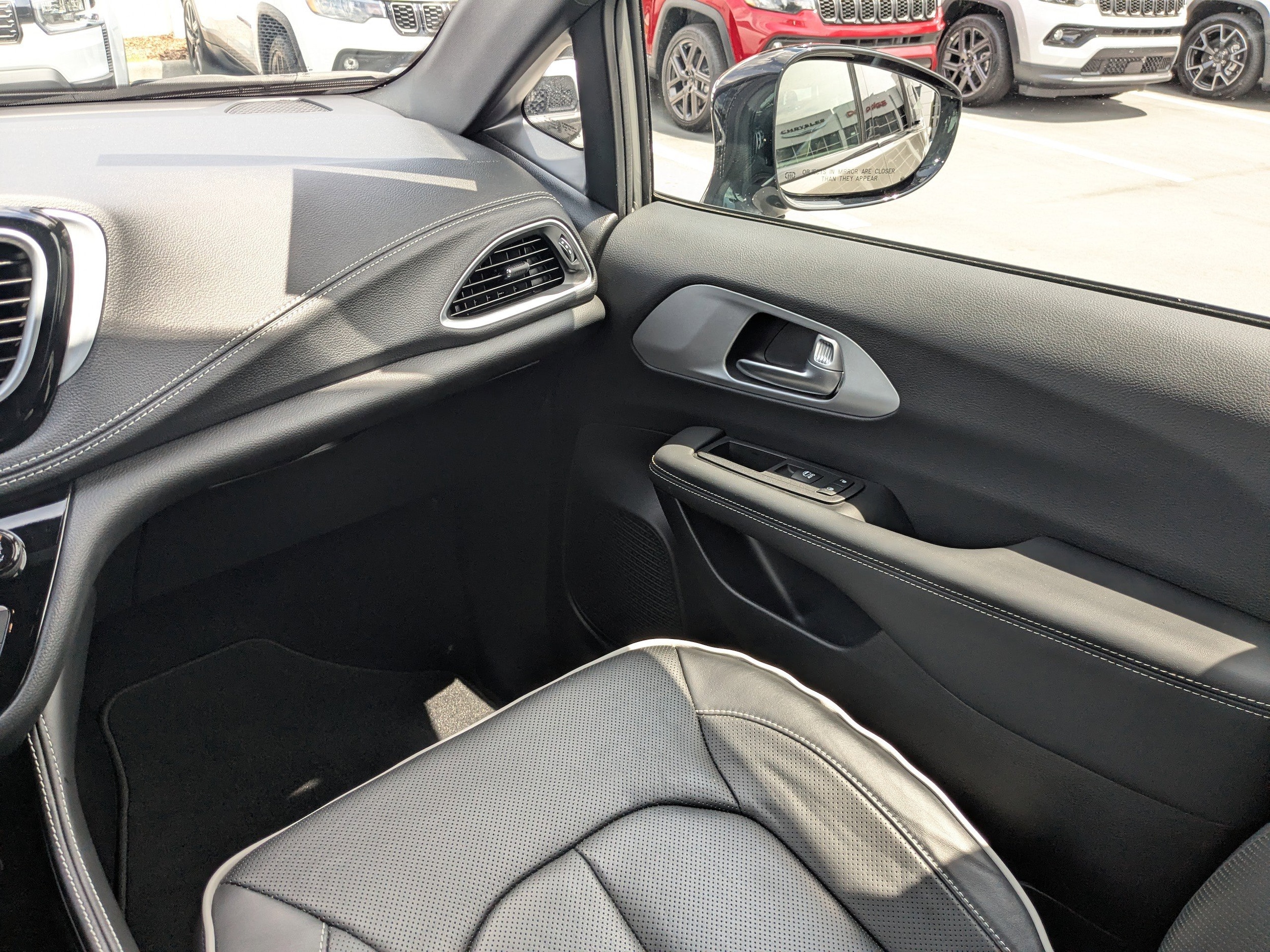 2025 Chrysler Pacifica PHEV Select - Photo 16