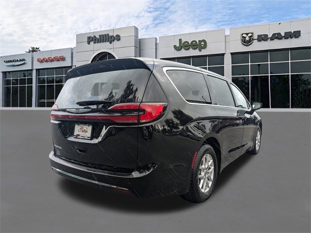 2024 Chrysler Pacifica Touring L photo 3